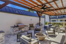 Furnished South Tampa Apartment King Bed Pool - Image 5