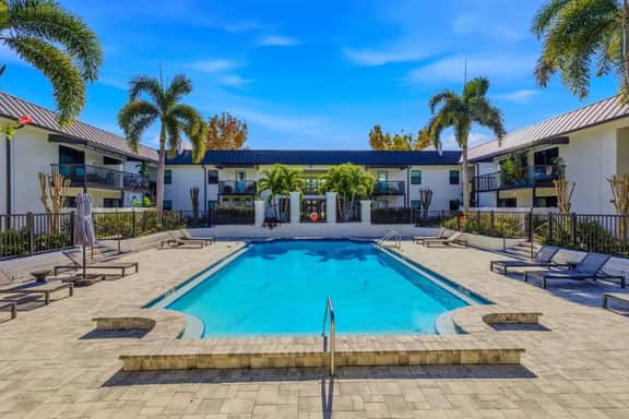 Furnished South Tampa Apartment King Bed Pool - Image 3