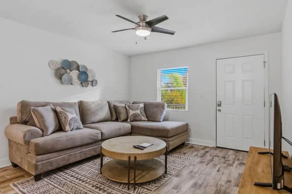 South Tampa Retreat | Pool, King Bed & Jacuzzi Tub - Image 3